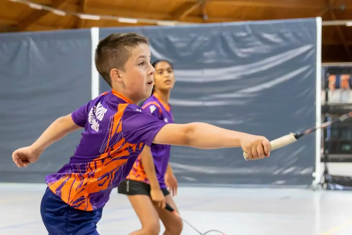 Jeugdspeler van Eindhoven Badminton Academy speelt een forehand tijdens een jeugdcompetitiewedstrijd in Eindhoven