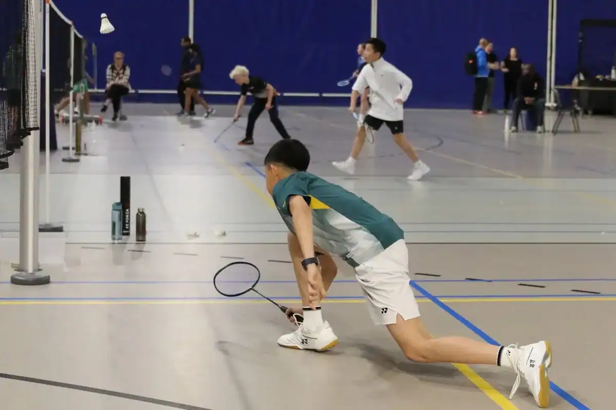 Player lifting a low shuttle near the net at Junior Master EBA 2026