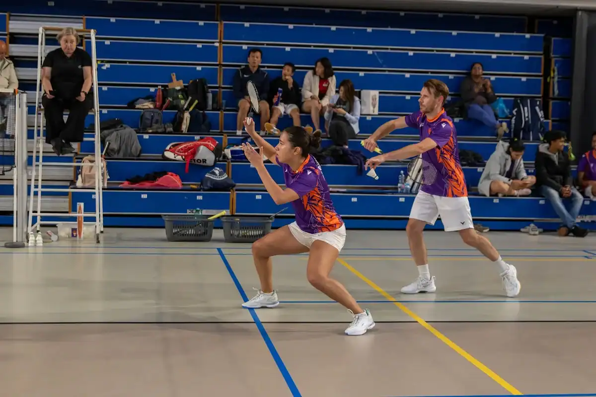 Rudra United doubles pair defending during a Bondscompetitie match